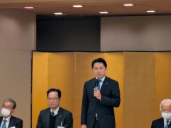  岐阜市建築技術協会建築懇談会に出席し、あいさつ（グランヴェール岐山）の様子