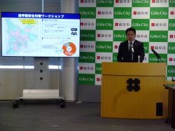 定例記者会見の様子