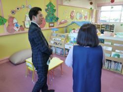 梅林児童館を視察（同所）の様子