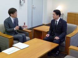 日本政策金融公庫岐阜支店支店長兼国民生活事業統轄 纐纈和人氏と岐阜新聞掲載記事「岐阜市の経済活性化に向けて 創業・スタートアップ支援分野での連携強化」の取材の様子