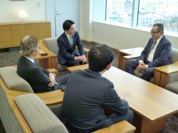 株式会社岐阜新聞社代表取締役社長 矢島薫氏ほかと面談の様子
