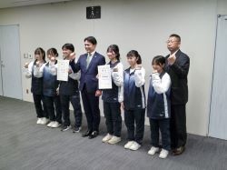 KITAGATA STEAL所属の市内中学生が2024年度第6回岐阜県U15バスケットボール選手権大会 女子の部準優勝及び第13回U15クラブバスケットボールゲームス出場を報告の様子