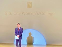 岐阜市立女子短期大学デザイン環境学科令和6年度卒業研究発表会にて、あいさつ（みんなの森 ぎふメディアコスモス）の様子