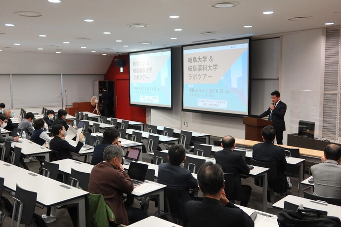岐阜大学と岐阜薬科大学のラボツアー開催挨拶の様子