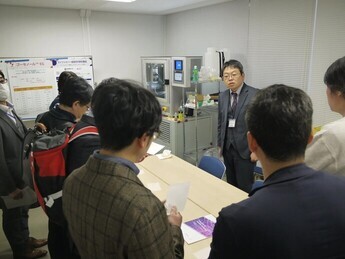 ラボツアーの様子に