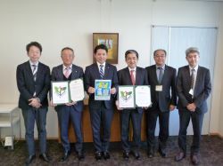 株式会社インフォファーム代表取締役社長 辻雅文氏及び東栄電業株式会社代表取締役社長 澤田昭一氏が厚生労働大臣より「ユースエール認定企業」に認定されたことを報告の様子