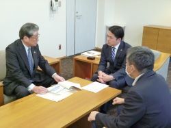 岐阜県社会福祉法人経営者協議会会長 井上悟氏ほかと面談の様子