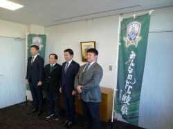 株式会社岐阜フットボールクラブ取締役会長 宮田博之氏、代表取締役社長 小松裕志氏ほかが2024シーズン閉幕を報告の様子