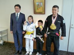 CARPE DIEM HOPE所属の白木大輔氏がSJJIF WORLD JIU jITSU CHAMPIONSHIP 2024男子黒帯マスター3ミディアムヘビー級及び男子黒帯マスター3無差別級優勝、同所属の岐阜大学教育学部附属小中学校3年 白木希武さんが第16回全日本キッズ柔術選手権ピーウィー2灰帯ライトフェザー級優勝、同学校5年 白木希幸さんが同選手権女子ジュニア2黄帯フェザー級準優勝を報告の様子