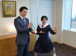 日本空手道連盟岐阜支部笠松道場所属の加納中学校3年 堀凛亜さんほかがKarate1 Youth League -Venice2024-カデット形女子の部優勝を報告の様子