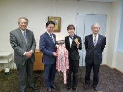 岐阜市出身の長瀬凛乃氏ほかが第77回全日本フェンシング選手権大会個人戦女子フルーレ優勝、及び第78回国民スポーツ大会フェンシング競技成年女子フルーレ優勝を報告の様子