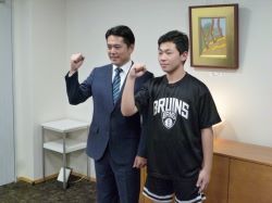BRUINS所属の精華中学校1年 柴田大暉さんほかが2024年度第6回岐阜県U15バスケットボール選手権大会優勝、及び2024年度第5回全国U15バスケットボール選手権大会出場を報告の様子