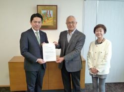 日本共産党岐阜市議会議員団から「2025年度予算要望書」を受領の様子