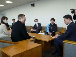  一般社団法人ジャパンバレーボールリーグ代表理事CEO 大河正明氏、JAぎふリオレーナゼネラルマネージャー 南谷武司氏ほかと面談の様子