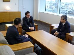 NOBUNAGAキャピタルビレッジ株式会社代表取締役 峠清孝氏及び株式会社十六カード代表取締役社長 吉村文孝氏と面談の様子