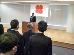 仕事納めの式にて、訓示の様子