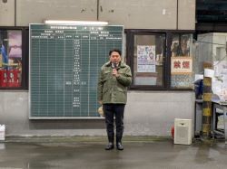 岐阜市中央卸売市場の初せりにて、あいさつ（同所）の様子