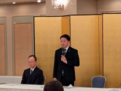 一般社団法人茶道裏千家淡交会岐阜支部役員会に出席し、あいさつ（岐阜グランドホテル）の様子
