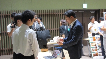 市長に製品を発表している様子
