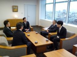  株式会社ナベヤ代表取締役社長 岡本知彦氏ほかと面談の様子
