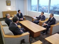 社会福祉法人井ノ口会名誉理事長 鷲見郁雄氏ほかと面談の様子