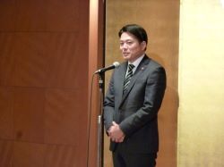 岐阜流通センター協同組合連合会新年互礼会に出席し、あいさつ（都ホテル 岐阜長良川）の様子