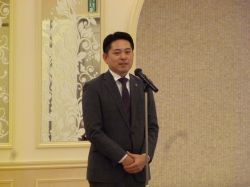 岐阜市老人クラブ連合会新年懇親会に出席し、あいさつ（グランヴェール岐山）の様子