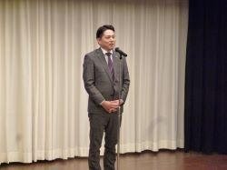 岐阜市農業委員会委員及び農地利用最適化推進委員意見交換会に出席し、あいさつ（十八楼）の様子