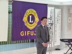 岐阜城ライオンズクラブ新年互礼会に出席し、あいさつ（岐阜グランドホテル）の様子