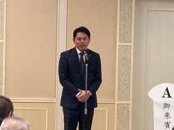 全建総連岐阜総支部新年互礼会に出席し、あいさつ（グランヴェール岐山）の様子