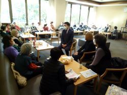 岐阜市社会福祉協議会梅林支部主催いきいきサロン「語らいカフェ」に出席し、あいさつ（岐阜市斎苑）の様子
