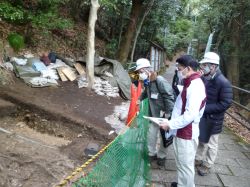 史跡岐阜城跡山上部発掘調査現場を視察（同所）の様子