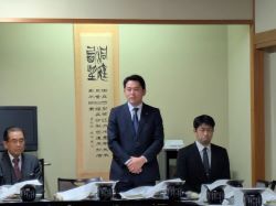 岐阜県防衛協会柳津支部新年互礼会に出席し、あいさつ（魚吉）の様子