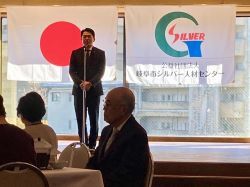 公益社団法人岐阜市シルバー人材センター親睦会新年懇親会に出席し、あいさつ（十八楼）の様子