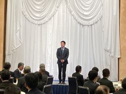 島水防団新年互礼会に出席し、あいさつ（グランヴェール岐山）の様子