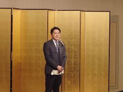 やよい会1月例会に出席し、あいさつ（岐阜グランドホテル）の様子