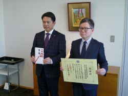 中部三菱電機機器販売株式会社取締役社長 大庭能成氏からの岐阜駅北中央東・中央西地区第一種市街地再開発事業への寄附に対して感謝状を贈呈の様子