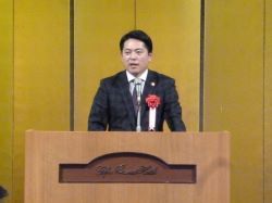 岐阜木材業界新年互礼会に出席し、あいさつ（岐阜グランドホテル）の様子