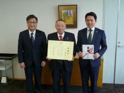 河上薬品商事株式会社代表取締役 河上宗勝氏からの岐阜薬科大学キャンパス整備への寄附に対して感謝状を贈呈の様子