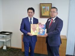 BNI岐阜シティエグゼクティブディレクター池田浩二氏からの絵本の寄附に対してお礼状を贈呈の様子