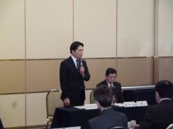 岐阜市水防協会新年総会に出席し、あいさつ（ホテルパーク）の様子
