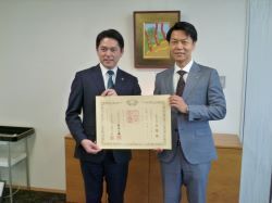 岐阜薬科大学キャンパス整備事業への寄附により紺綬褒章を受章した株式会社スギ薬局に対する褒状伝達式の様子