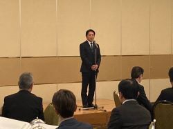 岐阜市水防協会意見交換会に出席し、あいさつ（ホテルパーク）の様子