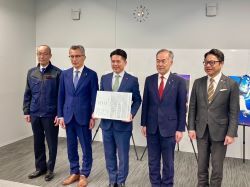 伝統的漁撈文化ユネスコ登録推進協議会設立総会に出席し、あいさつ及び趣意書に署名の様子