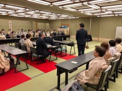 一般社団法人茶道裏千家淡交会岐阜支部初茶会に出席し、あいさつ（岐阜グランドホテル）の様子