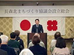 長森北まちづくり協議会設立総会に出席し、あいさつ（長森北公民館）の様子