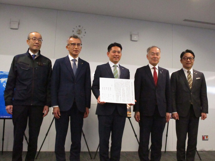 5市の市長が並んでおり、岐阜市長が設立趣意書を持っている
