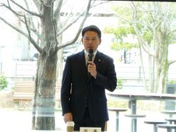 岐阜市自治会連絡協議会2月定例会に出席し、あいさつ（みんなの森 ぎふメディアコスモス）の様子