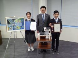 岐阜大学教育学部附属小中学校8年 田中彩結さんが台湾創意発展協会が主催する世界青少年発明工夫展2024絵画部門ビデオ審査で金賞、岐阜市立市橋小学校6年 山口裕大さんが同展創作部門現地審査で銅賞受賞を報告の様子