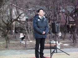 梅林公園ライトアップ点灯式に出席し、あいさつ（同所）の様子